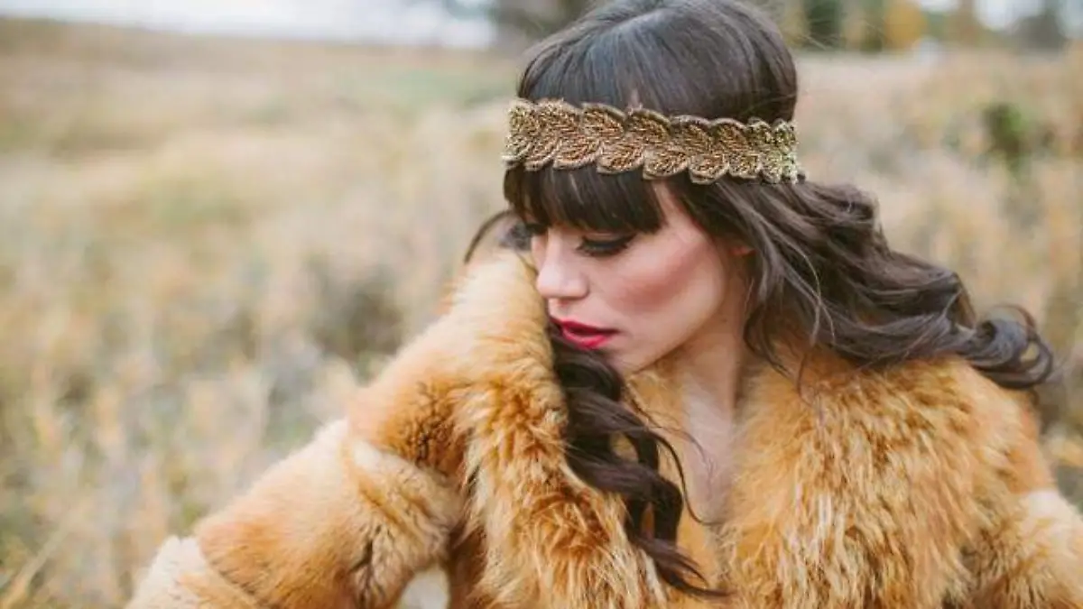 nature-woman-female-fur-brunette-portrait-681271-pxhere.com