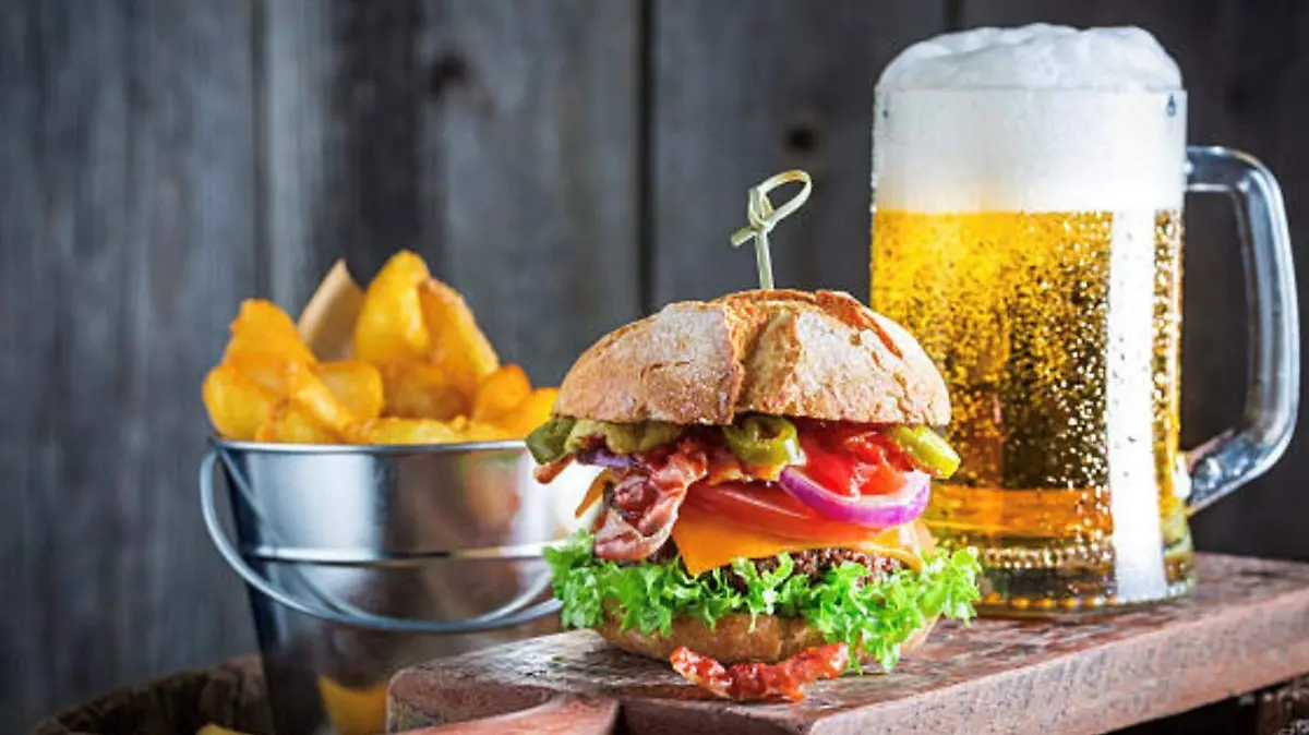 Existen tanto hamburguesas como cervezas para todos los gustos Creative Commons