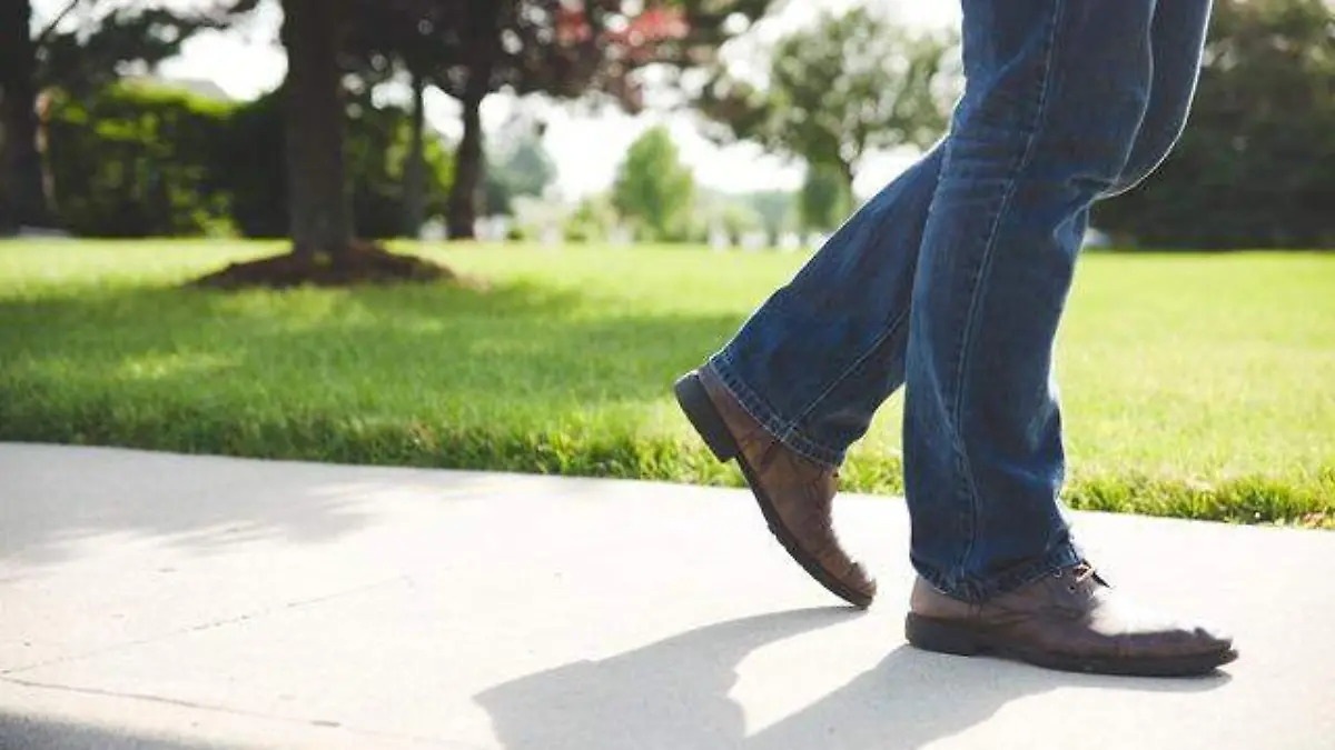 man-walking-shoe-sidewalk-jeans-footwear-106971-pxhere.com