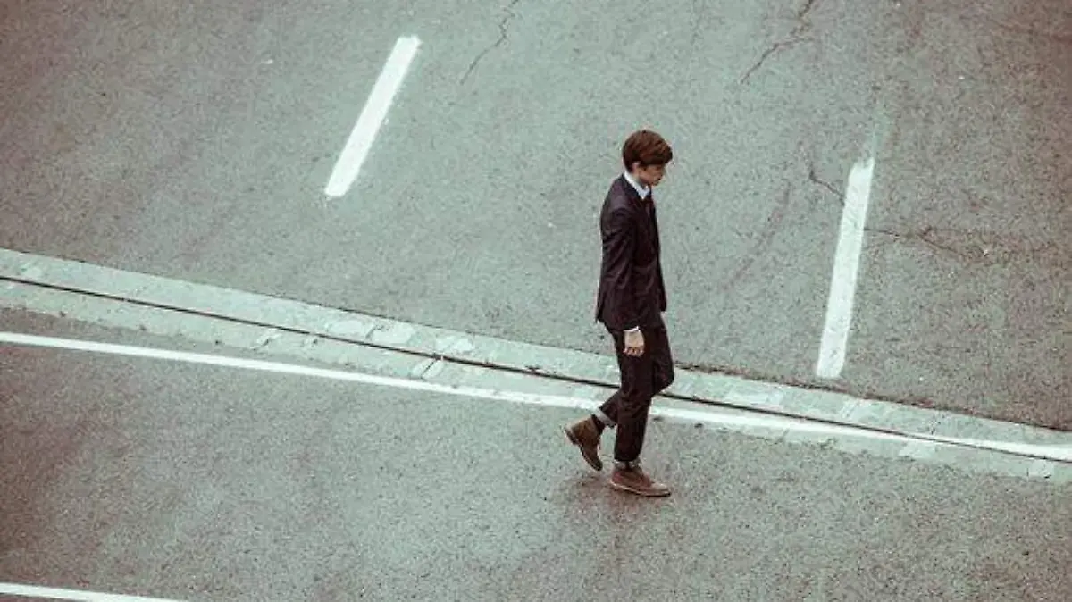 man-pedestrian-walking-person-suit-road-30-pxhere.com