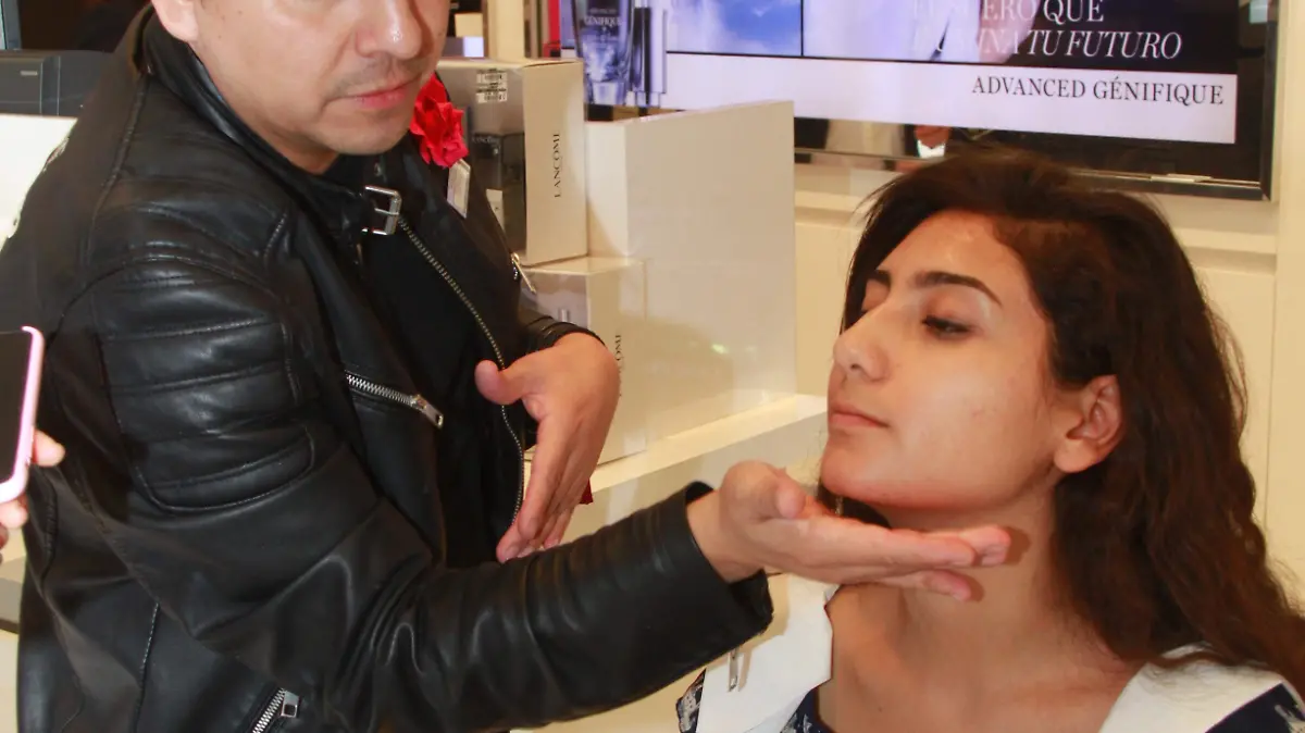 Toda crema deberá aplicarse en rostro, cuello, escote y manos