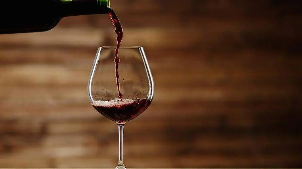 Copa de vino llenadose