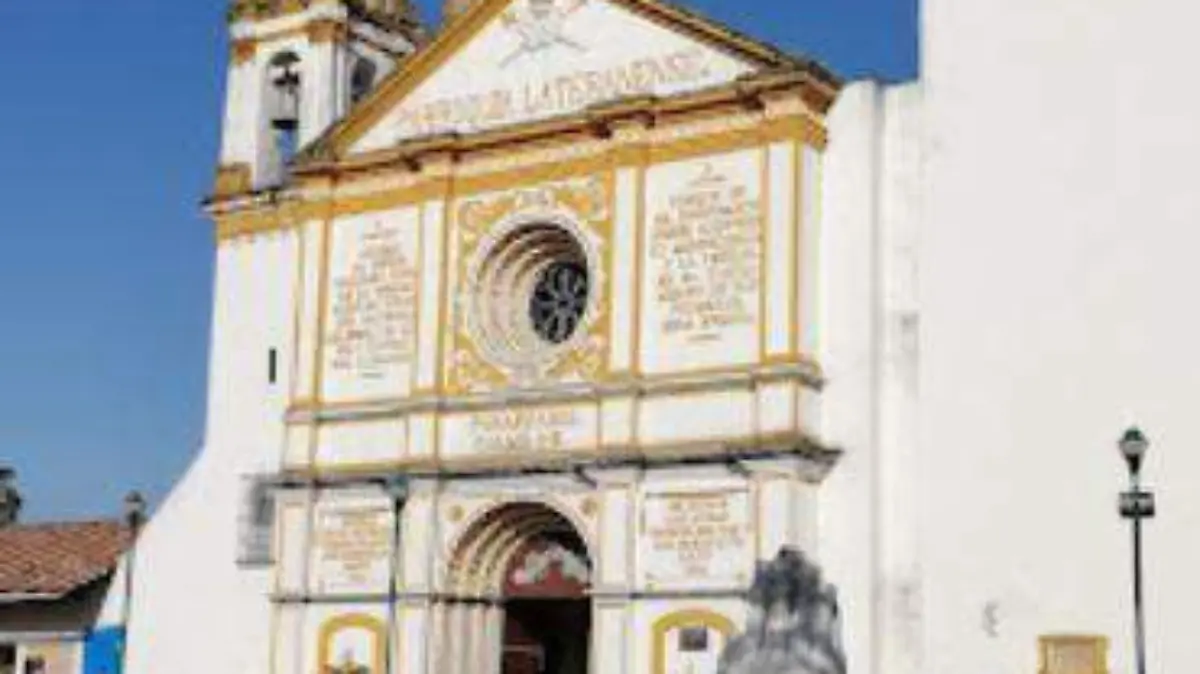En el centro está ubicada la Parroquia Lateranense de San Pedro Apóstol