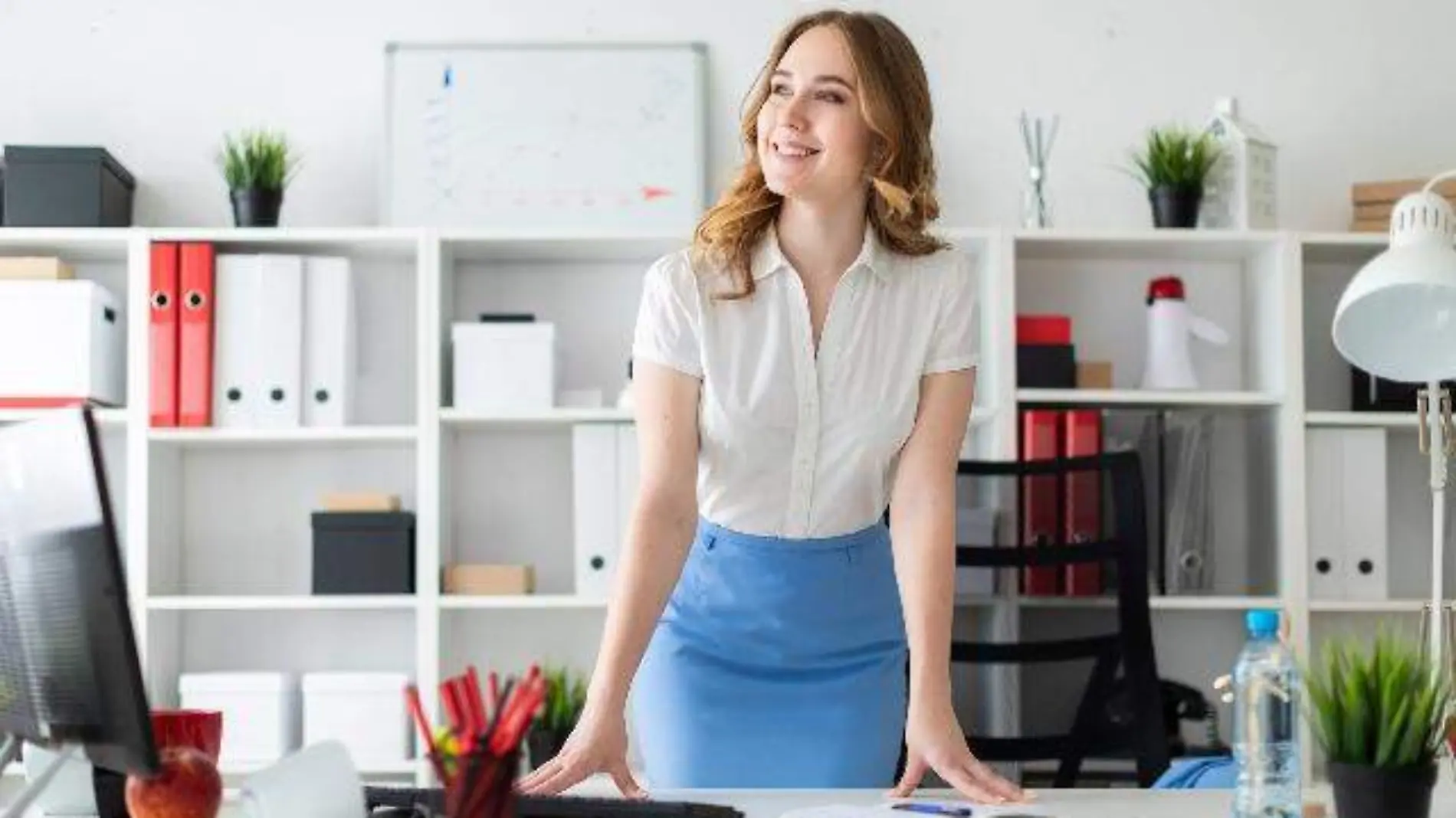 girl-young-business-businesswoman-office-standing-1456583-pxhere.com