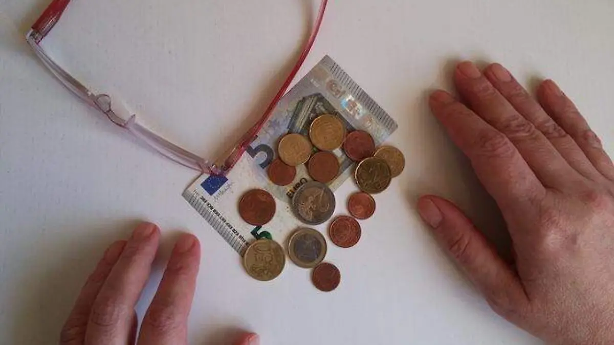 hand-social-europe-finger-money-jewellery-790772-pxhere.com