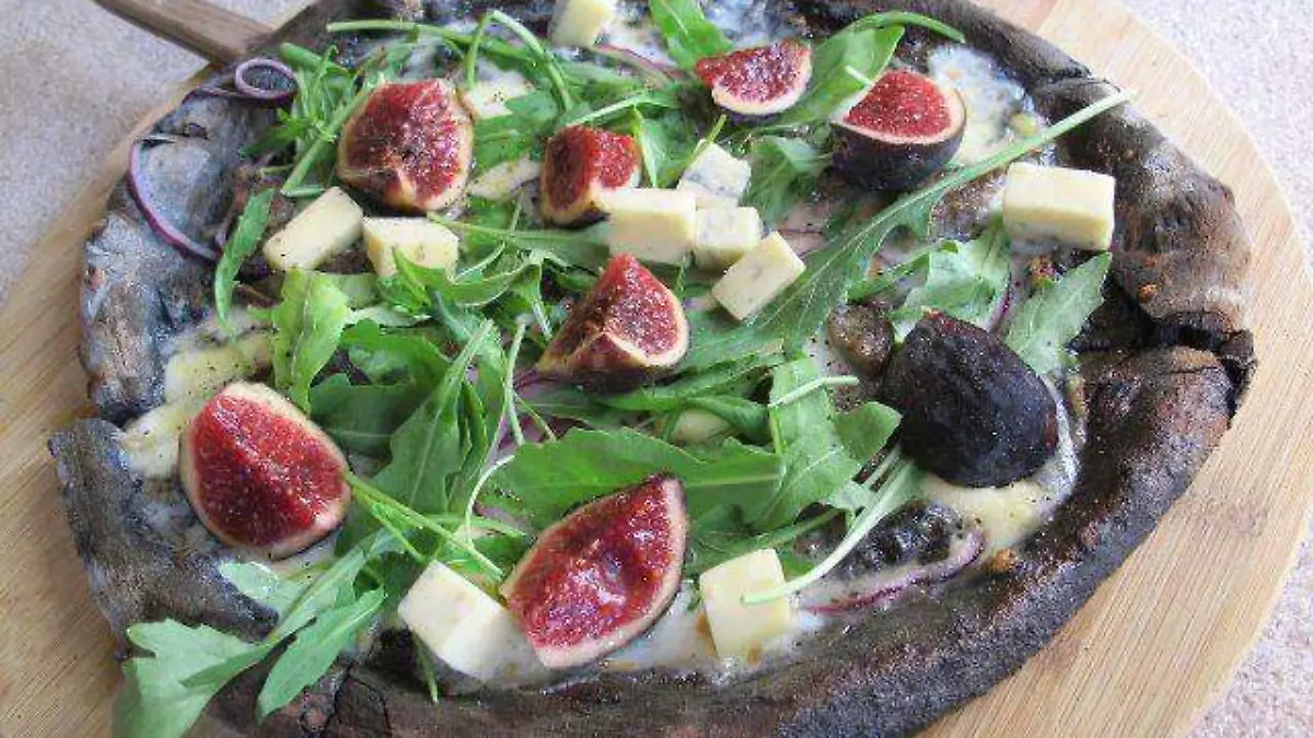 Pizza con masa negra