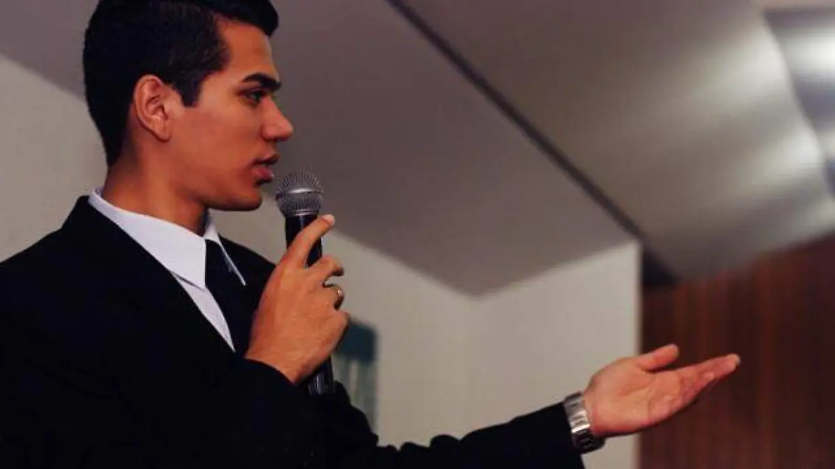 person-auditorium-advertising-microphone-communication-speaker-1223693-pxhere.com