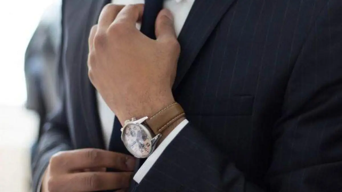 hand_man_suit_person_tie-1397325