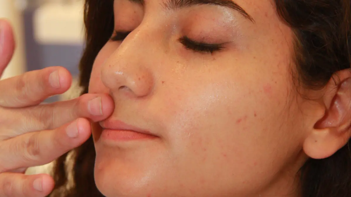 Masajes suaves Y delicados sobre el rostro, con las yemas de los dedos