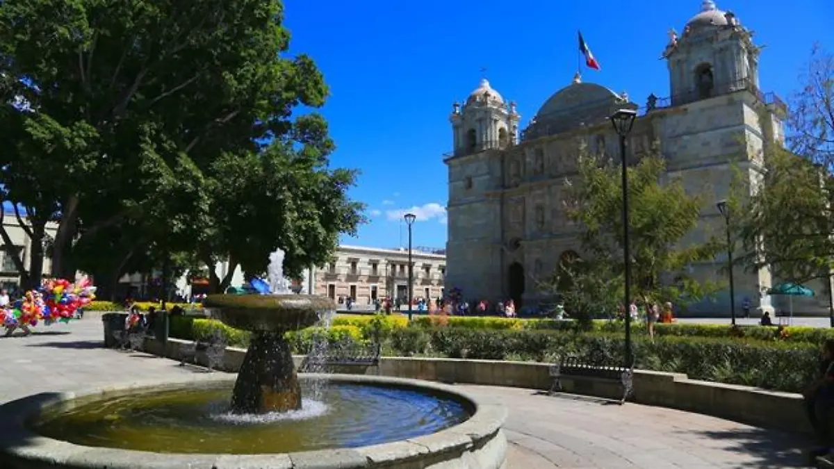 2 portada_La catedral vista desde el zócalo.