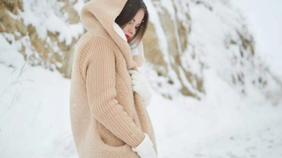 snow-winter-woman-female-spring-weather-1325557-pxhere.com