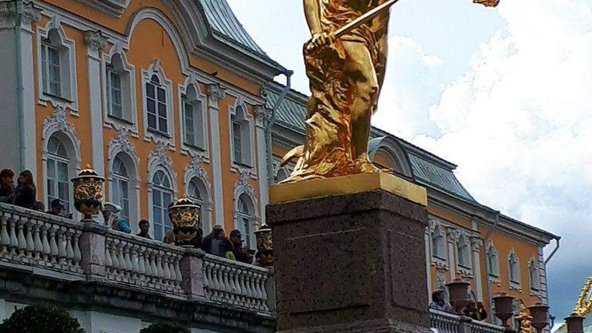 Estatua de oro, de Perseo, sosteniendo la cabeza de la Medusa. Palacio de verano de los zares