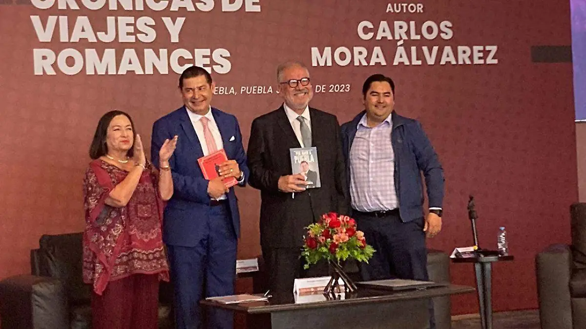 Desde Puebla y acompañado del senador Alejandro Armenta Mier, el autor tijuanense, Carlos Mora Álvarez, presentó su libro