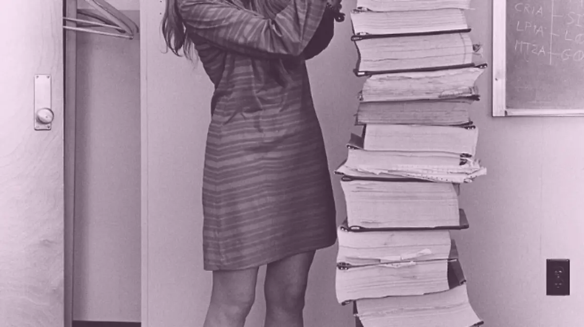 Margaret Hamillton junto a las miles y miles de líneas de código