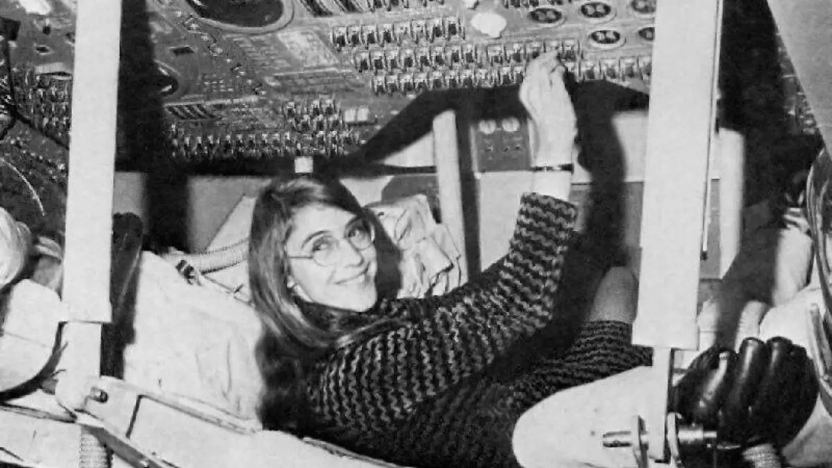 Margaret Hamilton haciendo pruebas con la AGC, dentro del Módulo de Comando