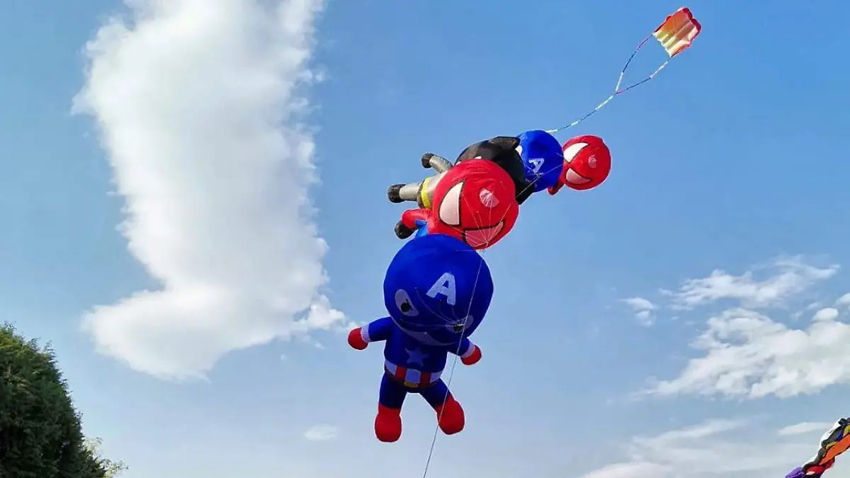 Por tres días, enormes papalotes y cometas gigantes, además iluminados, embellecerán el cielo de la Gran Pirámide de Cholula,