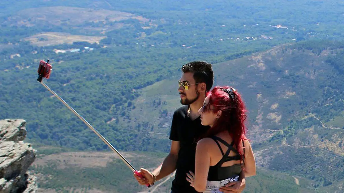 A muy pocos o a nadie le sorprende en el mundo que una persona se tome un autoretrato, mejor conocido como selfie