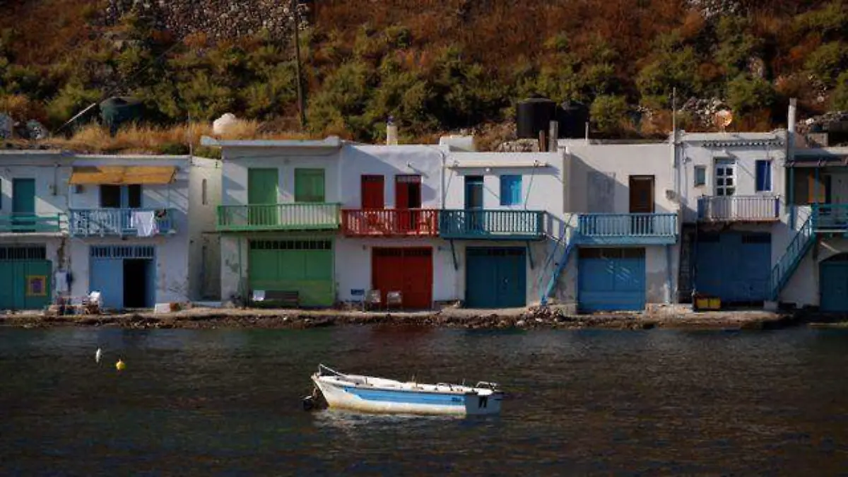 Klima, el pueblo de pescadores conocido por sus casitas de colores a ras del agua