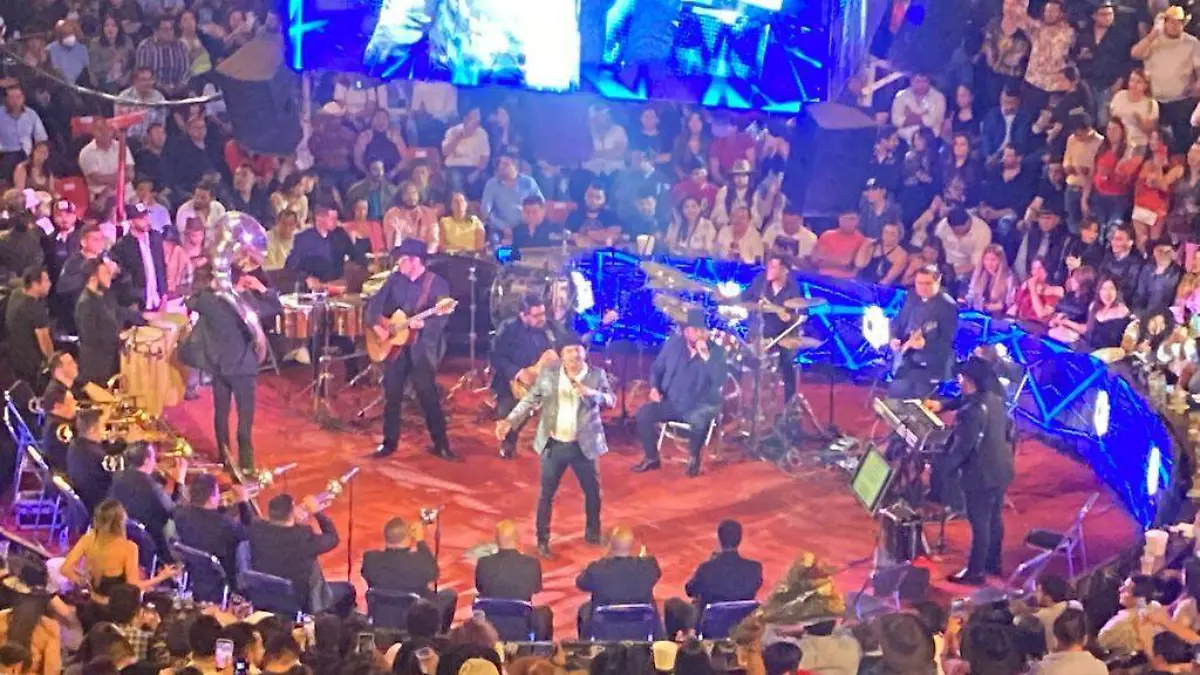 Julión Álvarez en palenque de Puebla