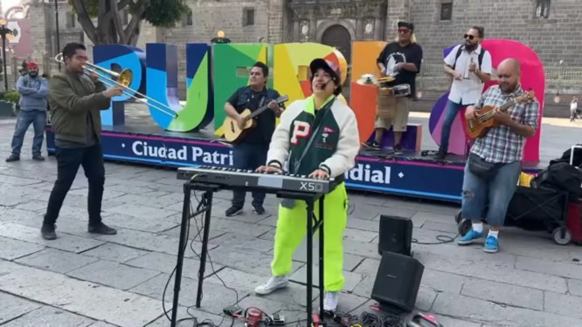 Flor amargo da pequeño concierto en el zócalo de Puebla