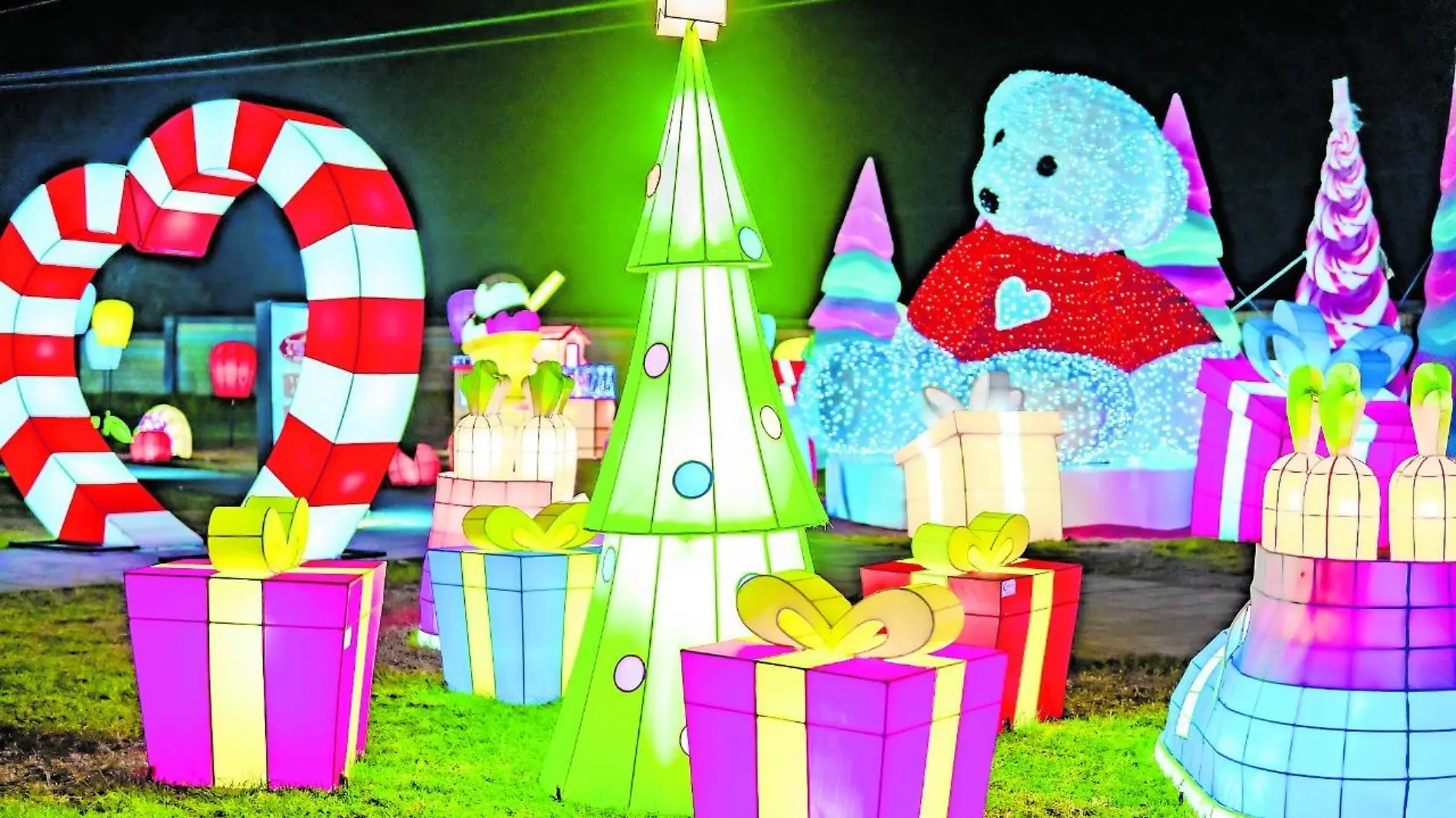 Nikolaus ilumina la navidad en Atlixco presentándose en Brilla Fest