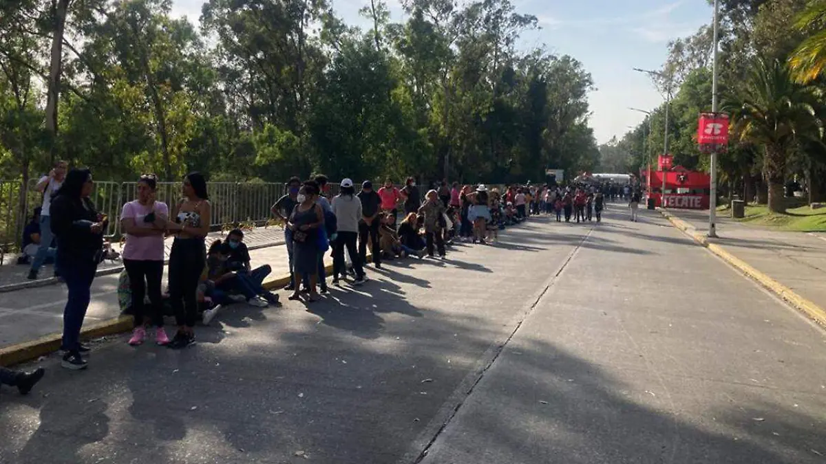 Mujeres de diferentes edades llegaron a la Feria de Puebla para formarse en la entrada del Teatro del Pueblo