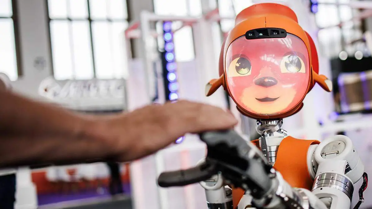 Desde el surgimiento y posterior incremento en el uso de la Inteligencia Artificial (IA), una de las preguntas más frecuentes es si llegará el momento en el que comience a desplazar la mano del hombre