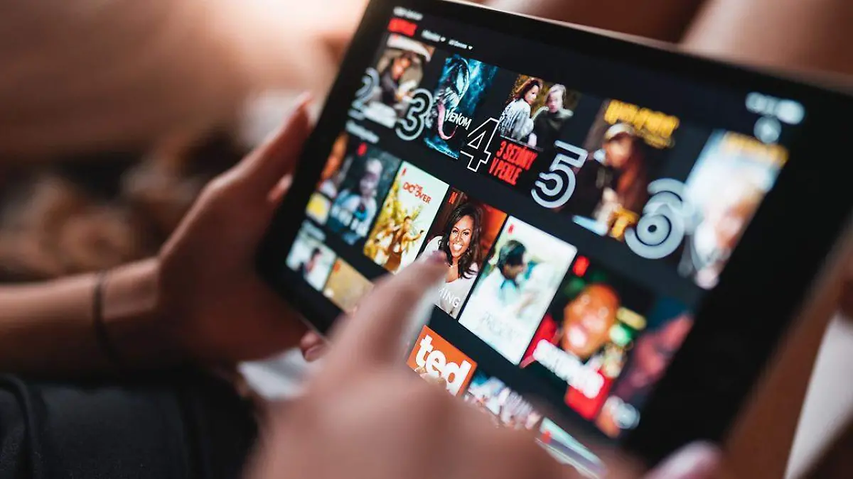 Netflix presentó su lista de estrenos, por lo que la cita perfecta podría incluir a tu sillón, una buena botana y tu serie o película favorita