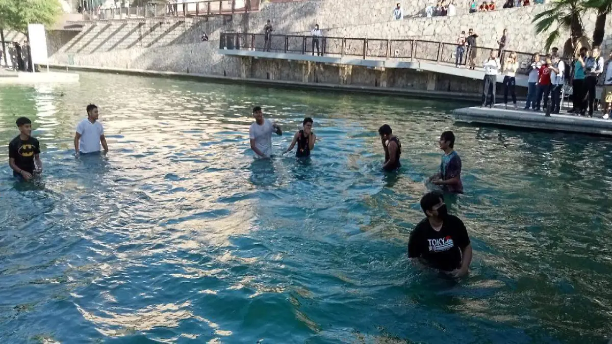 Regios asisten a “baño masivo” en Paseo Santa Lucía en Nuevo León para exigir agua