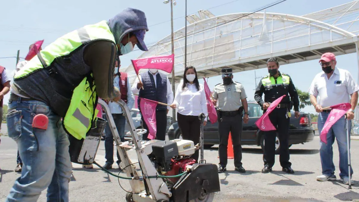 Instalan semáforos en calles de Atlixco