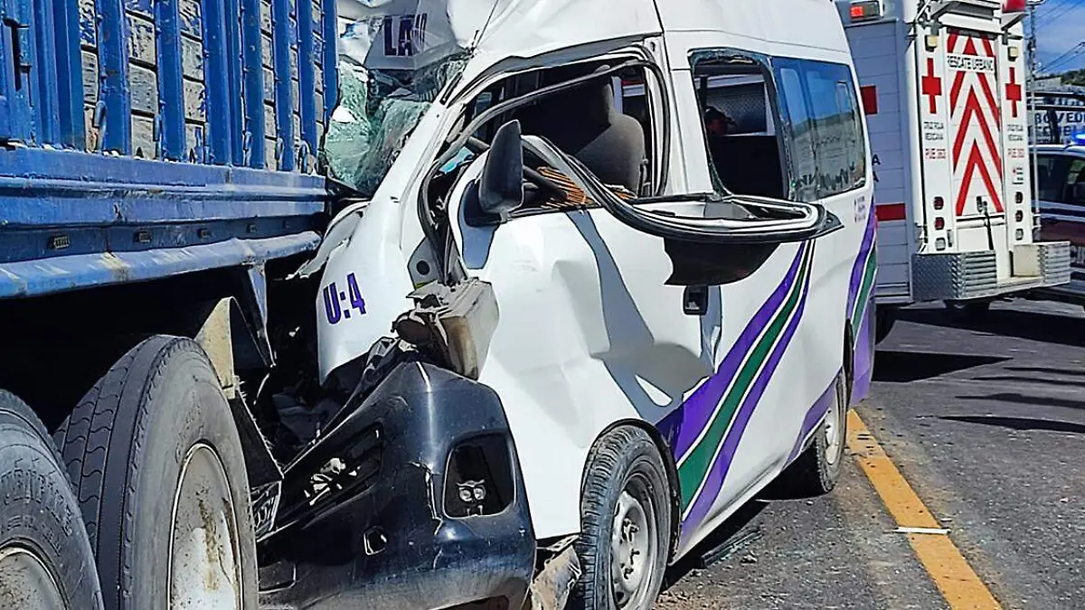 Cuatro hombres y una mujer muertos, así como más de 10 personas heridas, fue el saldo preliminar de un fatal accidente