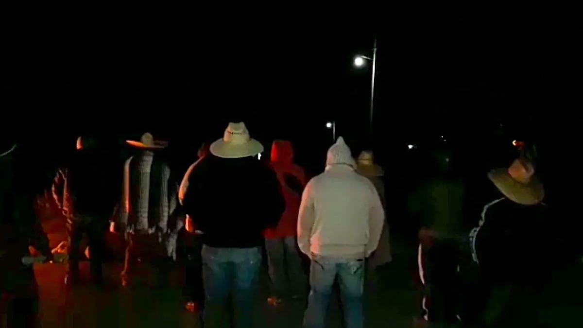 Inconformes bloquean accesos a localidad de Libres tres