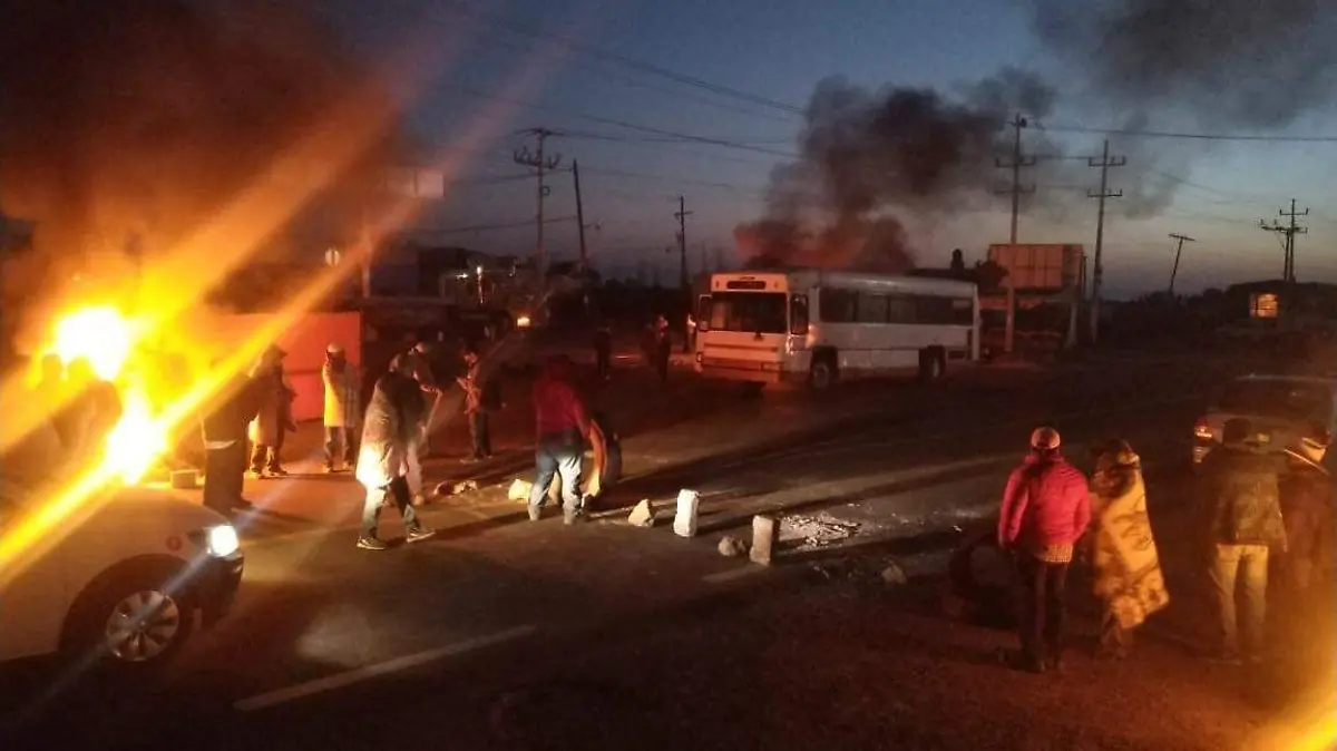 Ejidatarios de Itxiyucan y El Rincón bloquean la carretera Amozoc-Nautla; piden apoyos