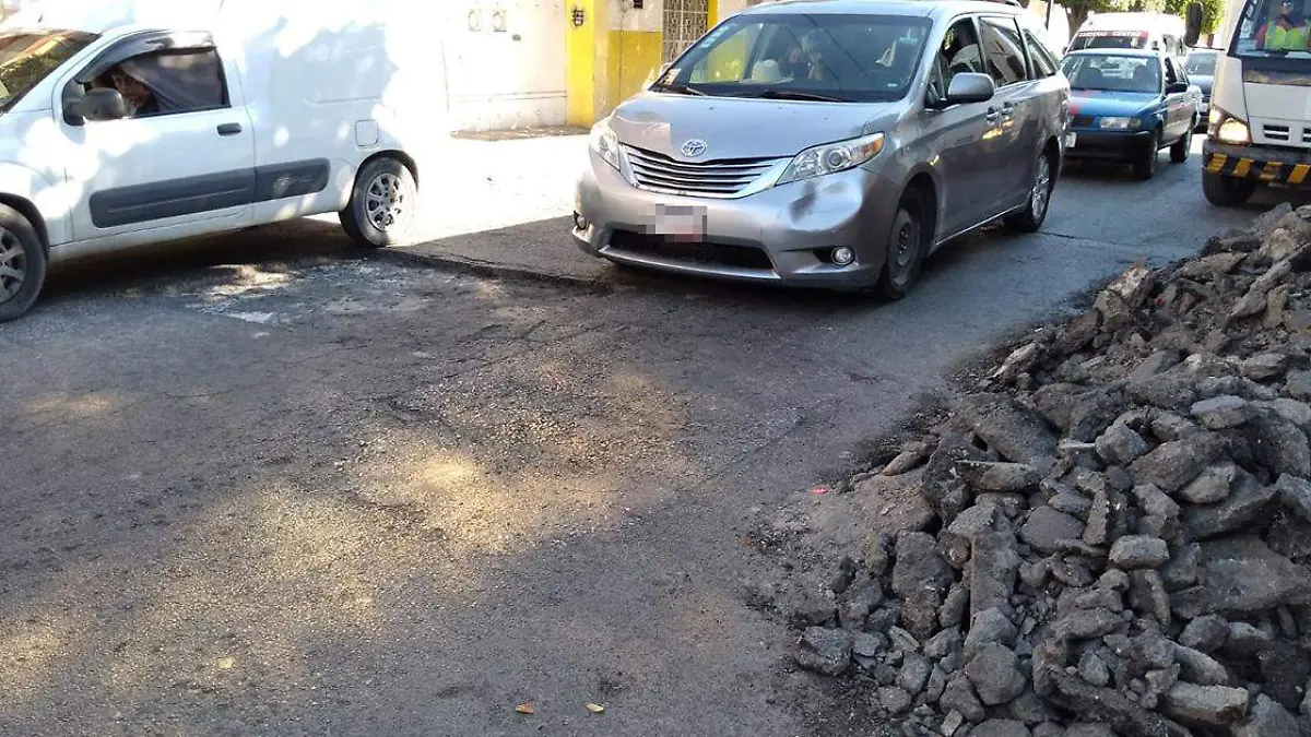 Vecinos de la 3 Sur, entre 5 Oriente y avenida Josefa Ortiz de Domínguez, reprocharon al Ayuntamiento el escombro