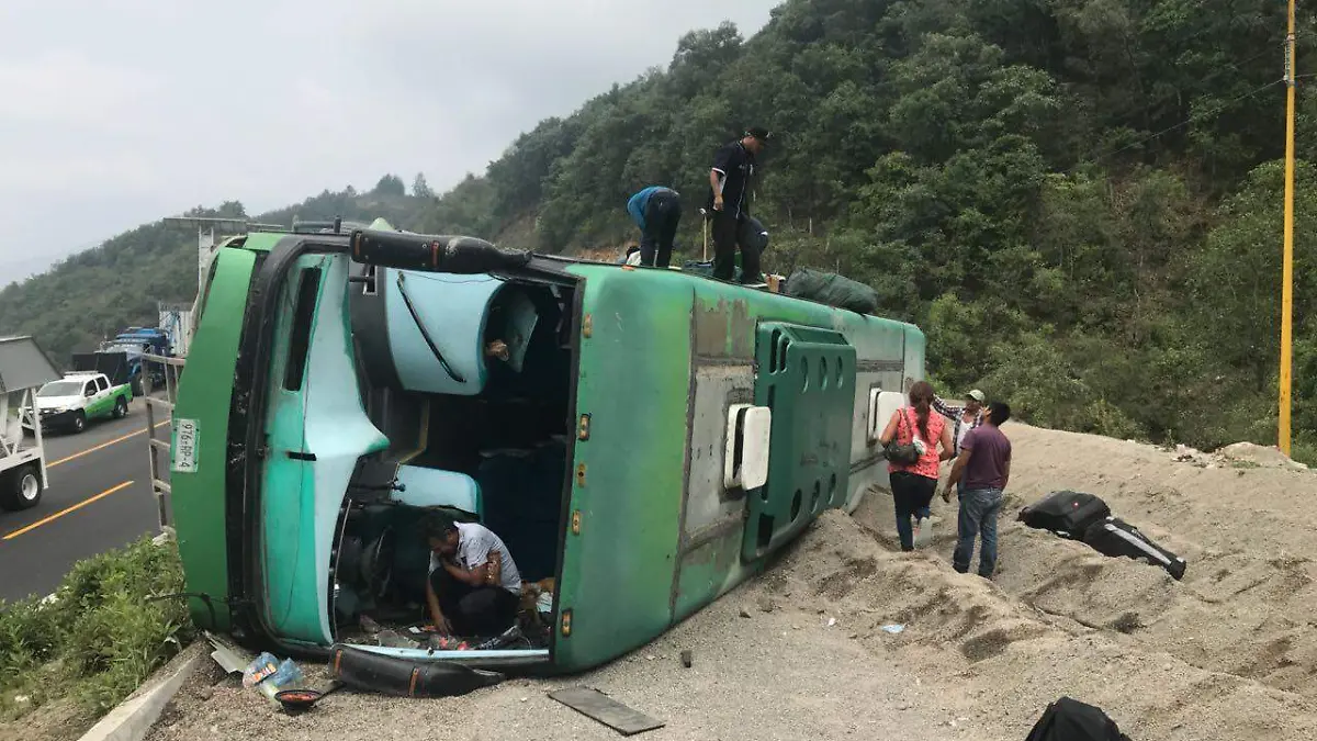 autobus volcado