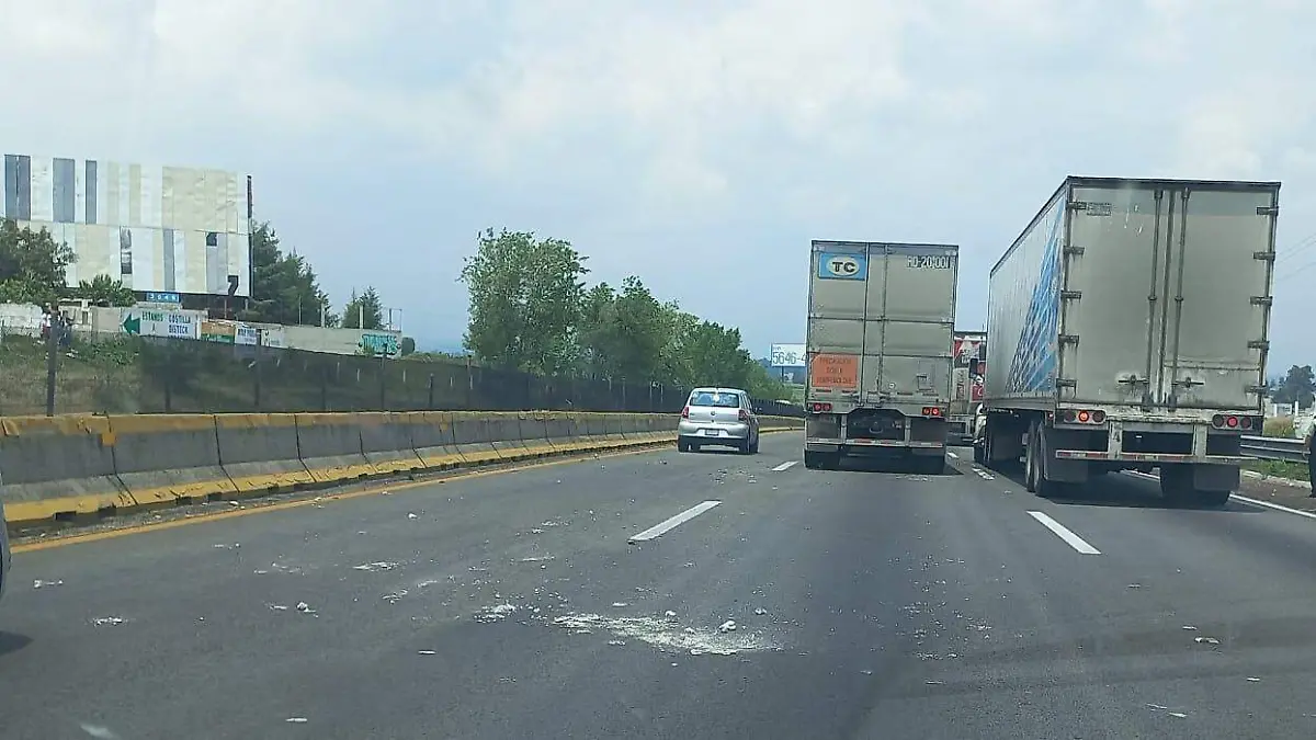 Familia es asaltada en el autopista México-Puebla