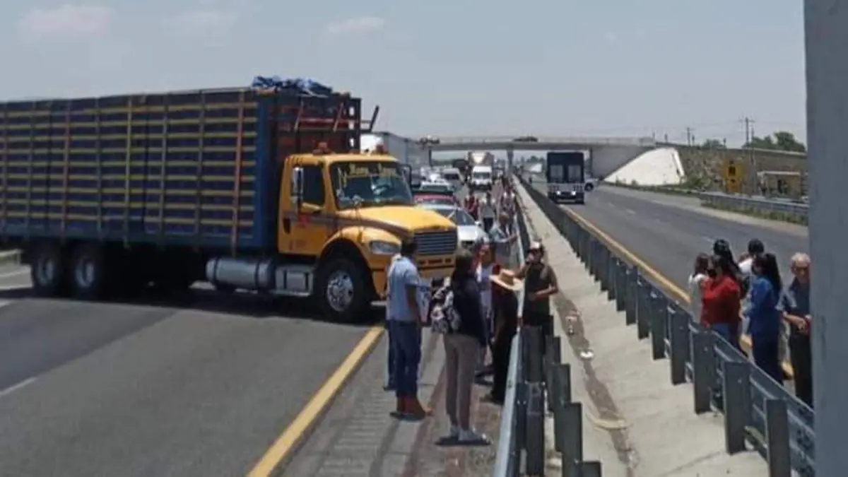 Hartos de los constantes asaltos a transportistas registrados en la zona, los trabajadores del volante mantienen bloqueada la carretera Puebla-Orizaba