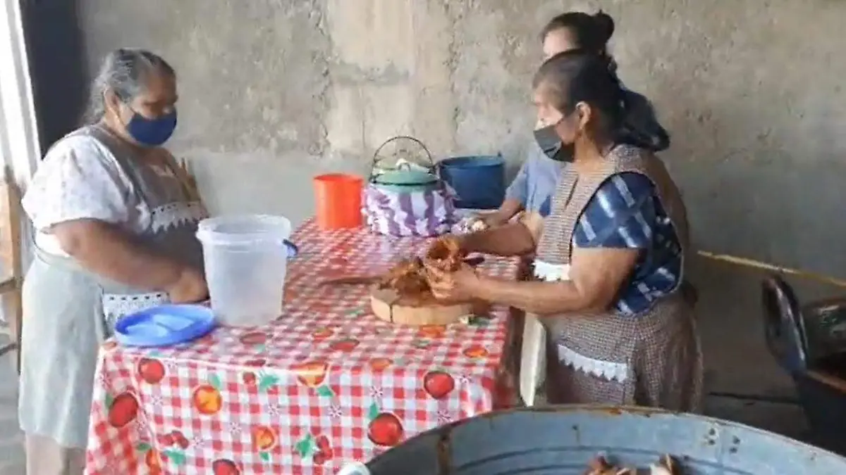Las familias llegan a sacrificar hasta 60 ejemplares para la comida que ofrecen a familiares y amigos cada 1 de noviembre
