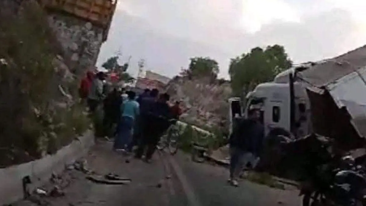 trailer se cae de un puente en Acatzingo