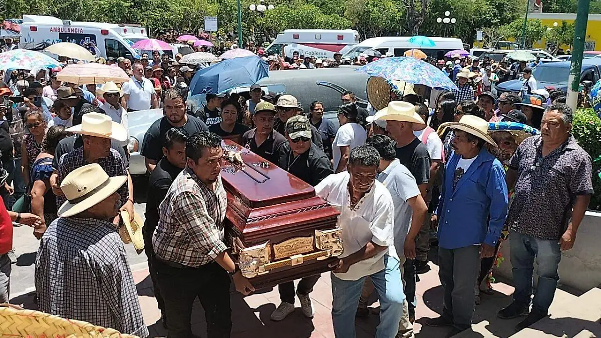 Con homenaje de cuerpo presente, despiden a regidor de Acatlán asesinado dos