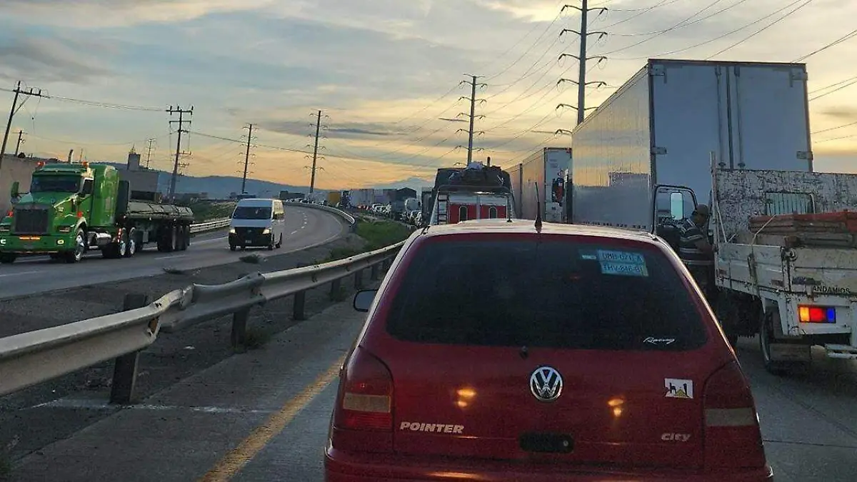Una larga fila de vehículos varados se registró sobre el acceso de la autopista México-Puebla