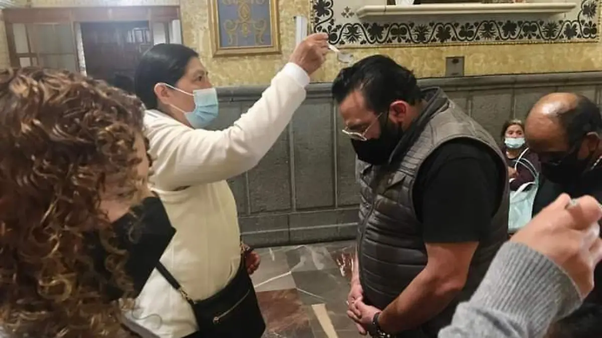 Feligreses católicos en Texmelucan piden por la paz en el mundo