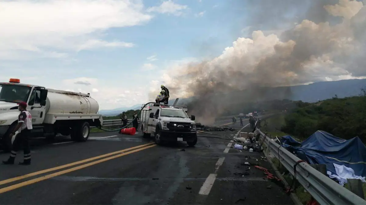 Una camioneta y una unidad de carga terminaron reducidas a cenizas tras impactarse sobre la autopista Tehuacán-Oaxaca