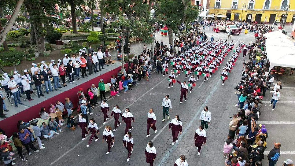 La edil atlixquense, Ariadna Ayala, encabezó el Desfile Cívico Deportivo por el 112 Aniversario de la Revolución Mexicana