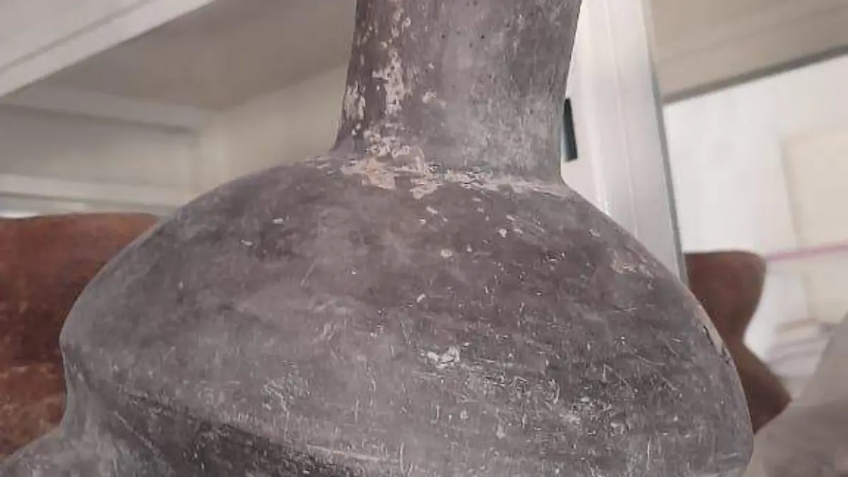 Hay dos jarros, los más grandes de aproximadamente 30 centímetros de alto, que de acuerdo con el testimonio de Patricia Romero, uno representa la masculinidad y el otro la feminidad