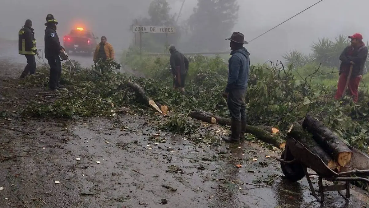 En Xicotepec y Huauchinango golpeó con fuerza, causando penumbras, encharcamientos y destapando algunas casas