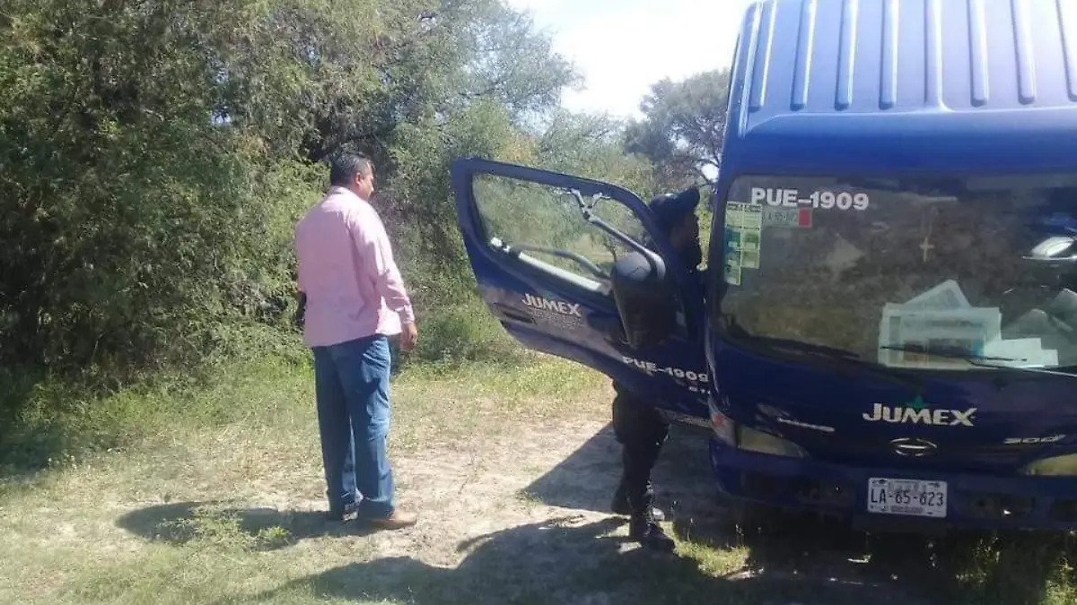 apedrean a federales