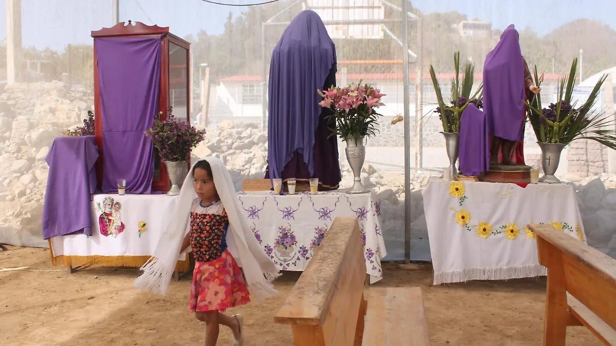 ALPANOCAN - En la iglesia de San Antonio de Padua aun se guarda la costumbre de cubrir las imagenes por el duelo de la muerte de jesus (8)