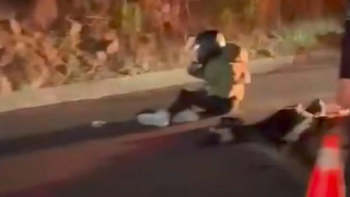 mujer muere cuando el caballo de acero en que viajaba derrapó