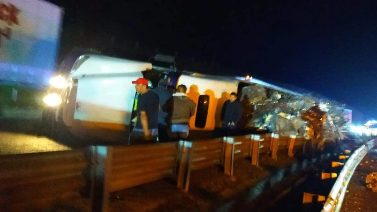 La volcadura de un tractocamión cargado con chatarra provocó que decenas de autos particulares, vehículos de carga y autobuses quedaran varados al menos por nueve horas en la autopista Puebla-Orizaba
